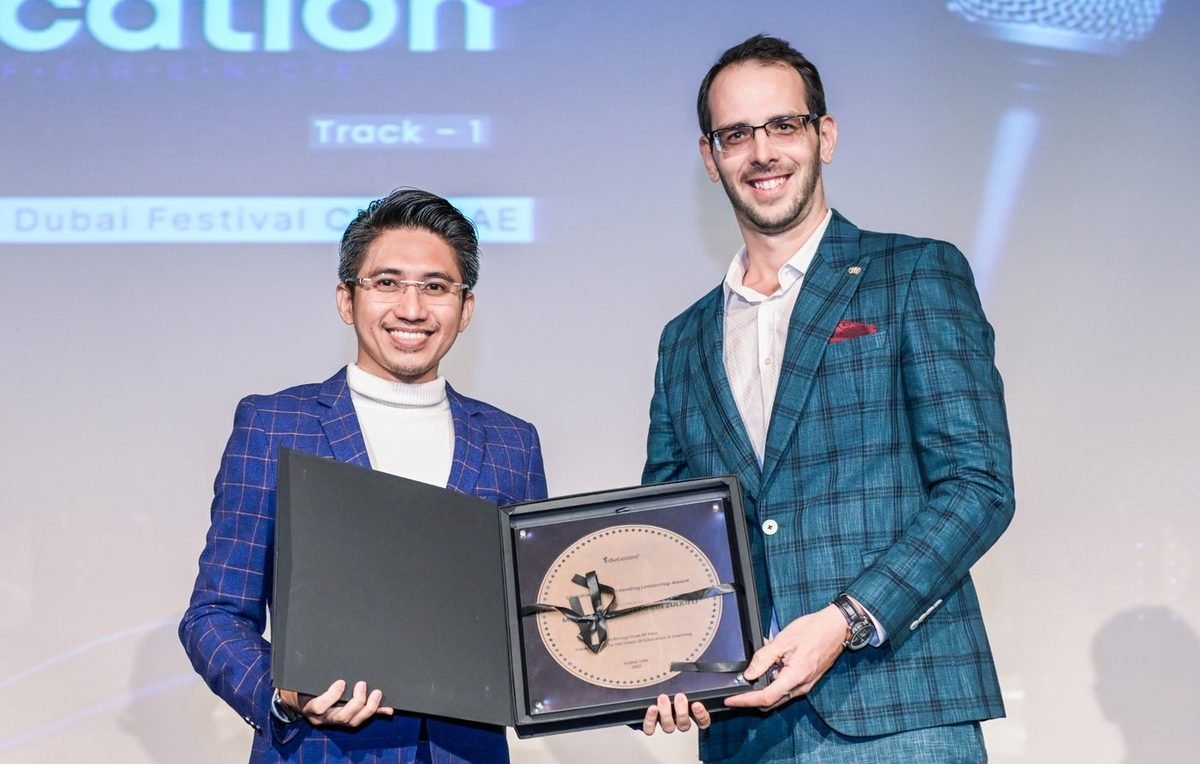 Shafeeq Zulkifli receiving an education leadership award in Dubai